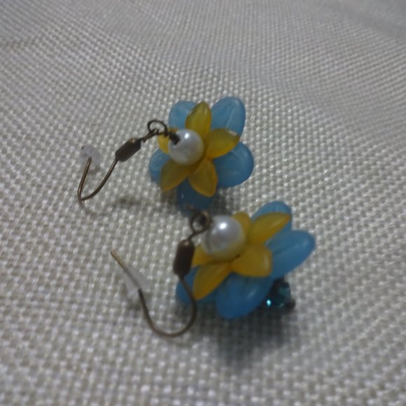 Whimsical "BLUE & ORANGE LUCITE FLOWER with PEARLS" Handmade Dangle Earrings 97B - Picture 1 of 3